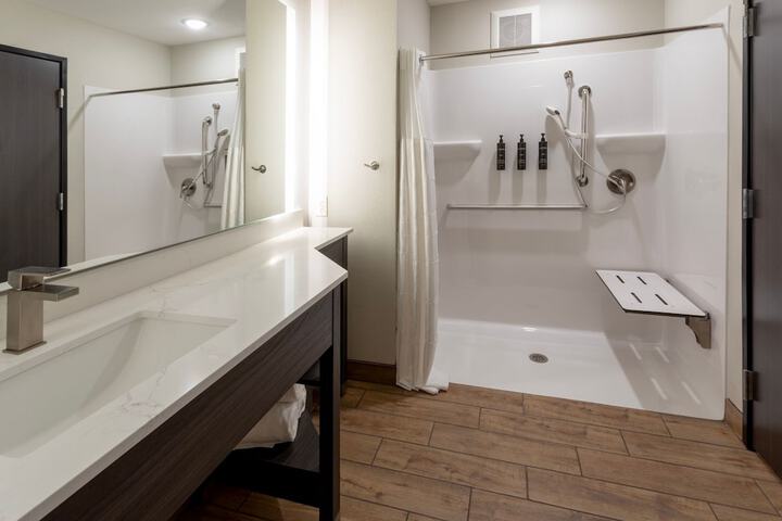 Suite 1 Bedroom Soaking Tub (5 of 10)