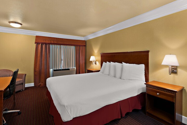 1 King Bed Microwave and Refrigerator WiFi Continental Breakfast (4 of 13)