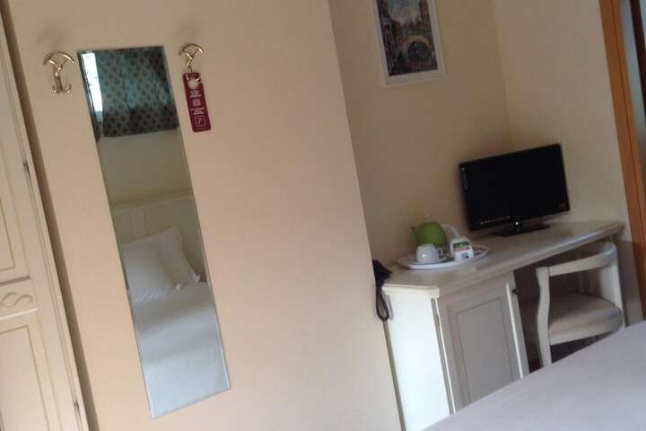 Room 15 of 50