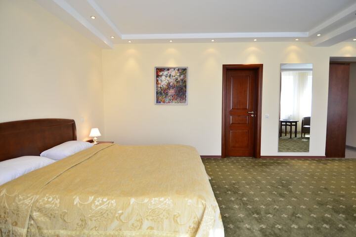 Room 4 of 28