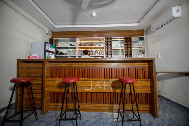 Lounge 7 of 11