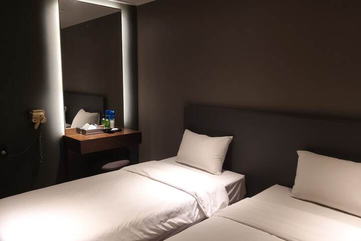 Room 27 of 51