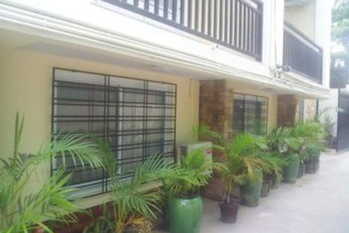 Hotel Exterior 7 of 32
