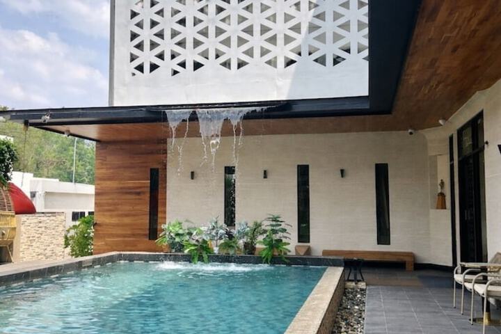 Pool 10 of 21