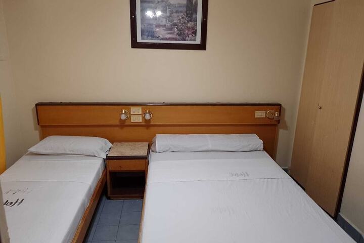 Room 13 of 32