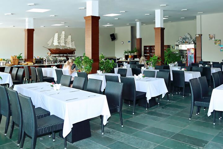 Dining 70 of 108