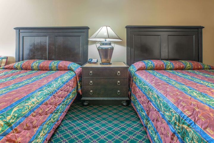 2 Queen Beds (3 of 3)