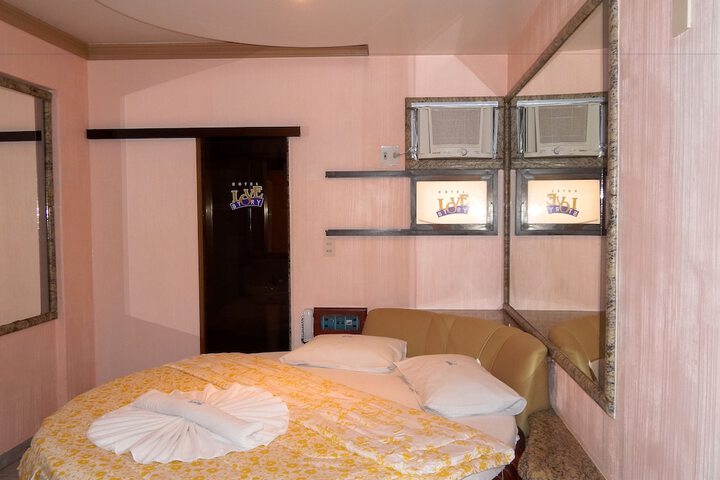 Room 13 of 28