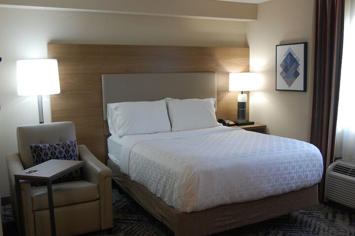 Queen Bed Accessible (17 of 32)
