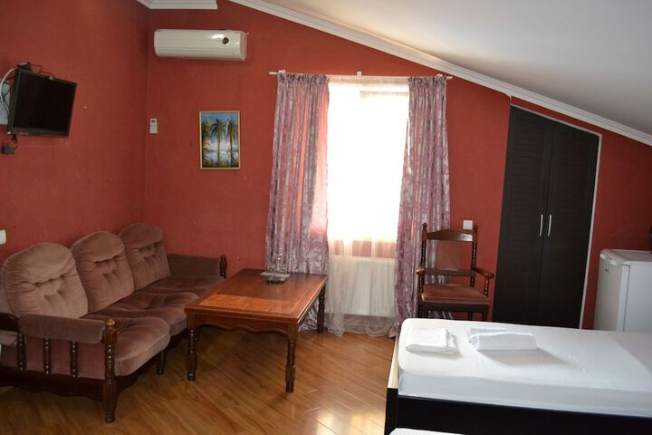 Room 33 of 107
