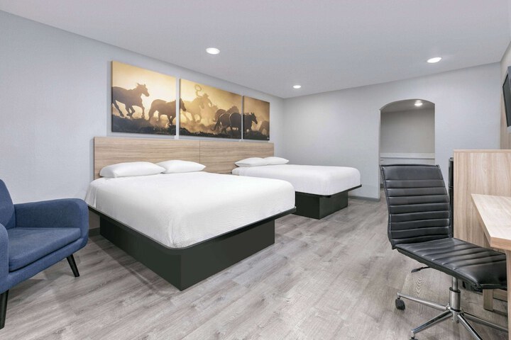 2 Double Beds (3 of 4)