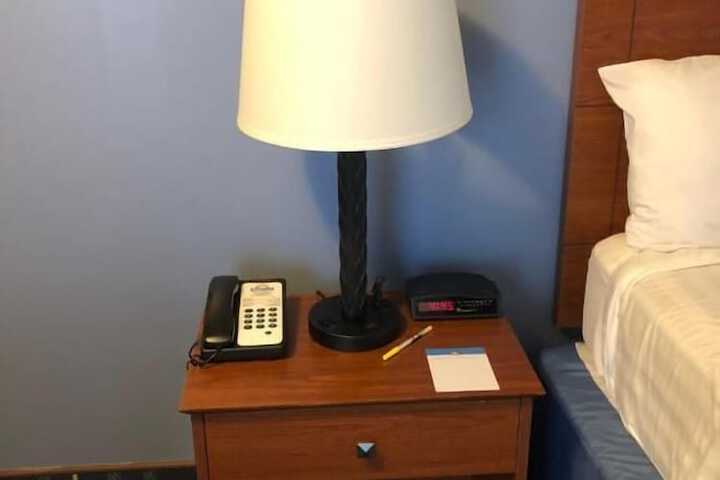 1 Queen Bed (2 of 4)