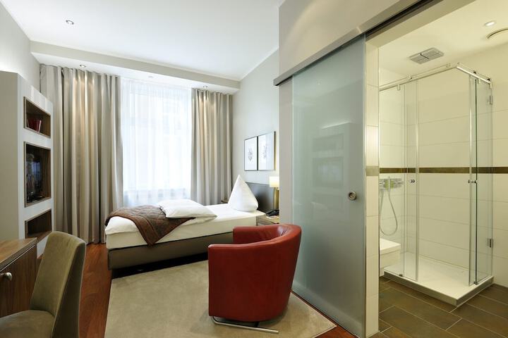 Room 15 of 77