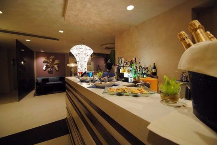 Lounge 52 of 83