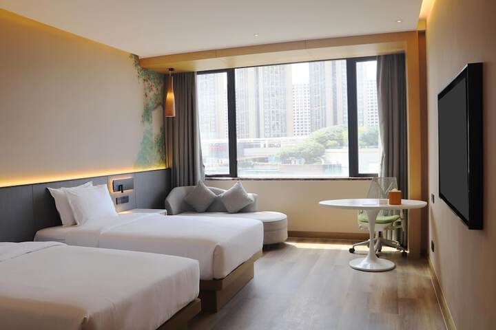 Room 33 of 86