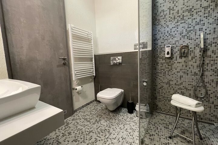 Room 141 of 194