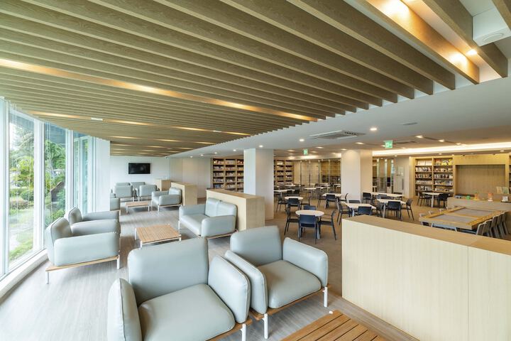 Lounge 47 of 61