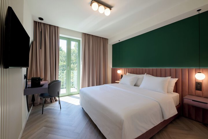Room 8 of 20