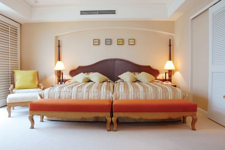 Room 5 of 93