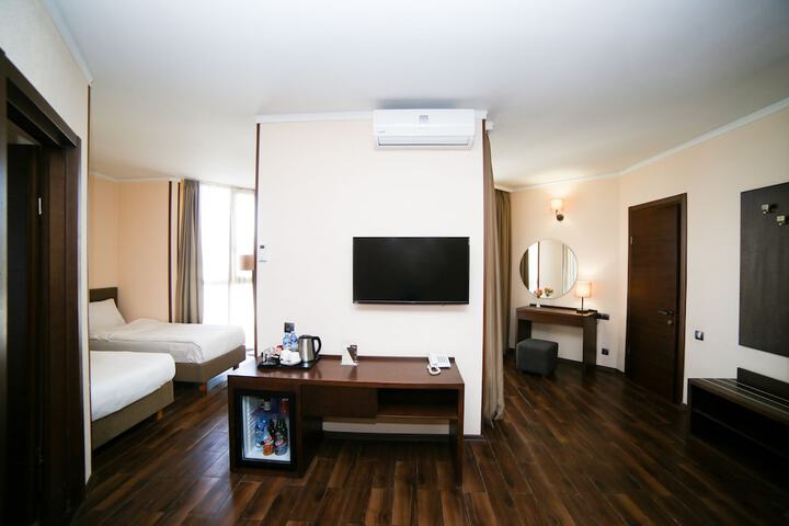 Room 12 of 104