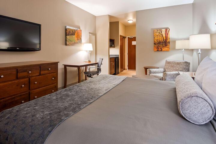 1 King Bed Microwave and Refrigerator WiFi Full Breakfast (6 of 18)