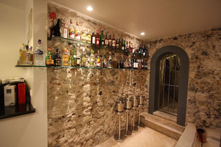 Lounge 63 of 77