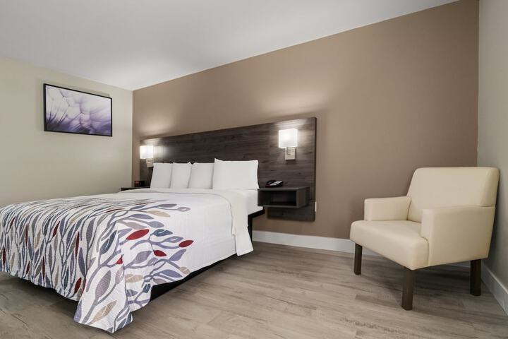 Deluxe King Bed (10 of 20)