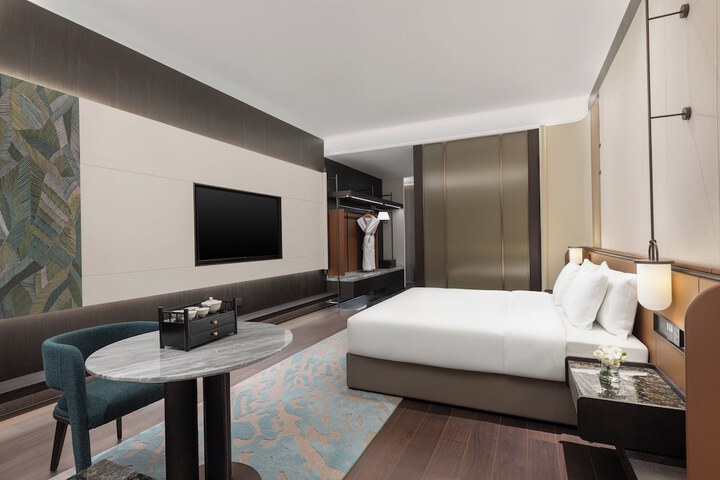 Room 13 of 102