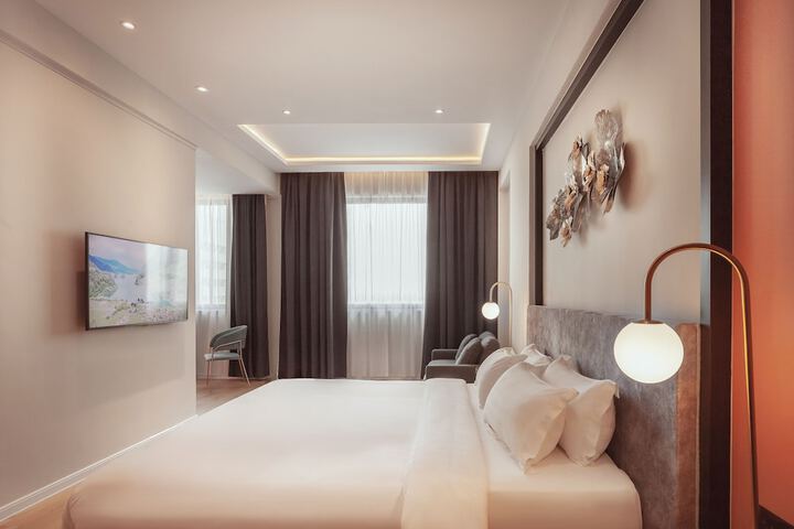Room 8 of 34
