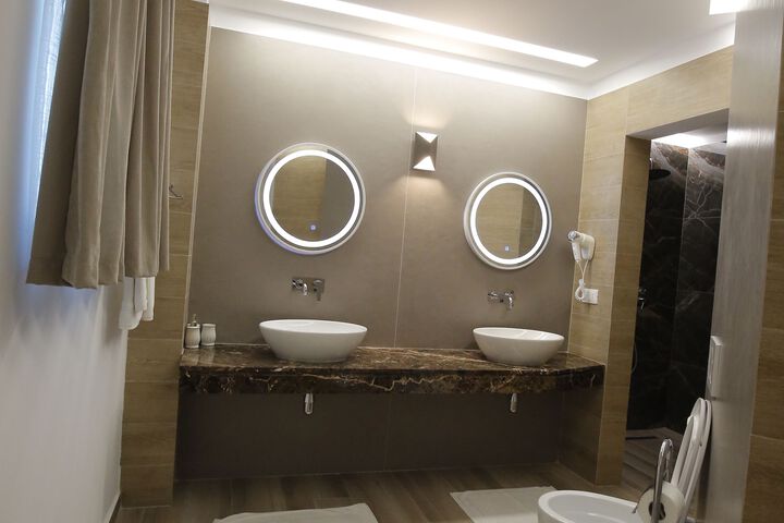 Room 2 of 6