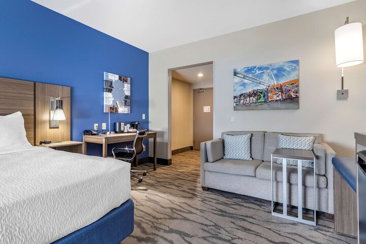 1 King Bed Microwave and Refrigerator WiFi Full Breakfast (6 of 9)