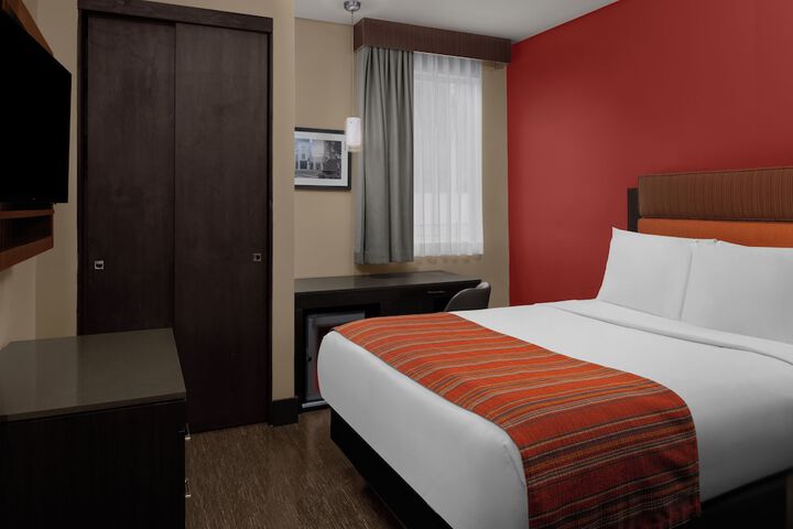 Room 33 of 71