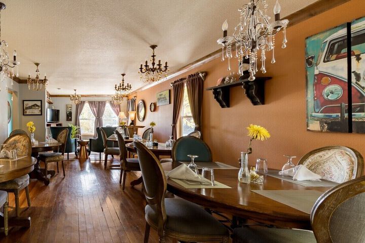 Dining 12 of 60