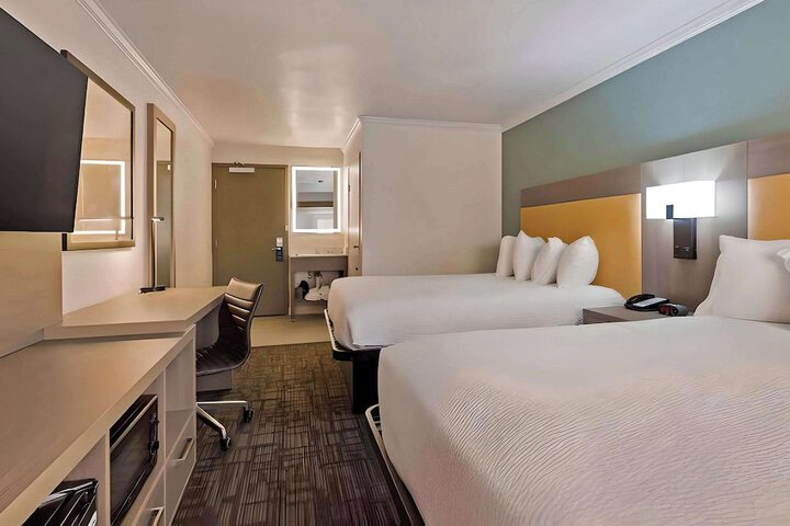 1 Queen Bed Accessible (1 of 21)