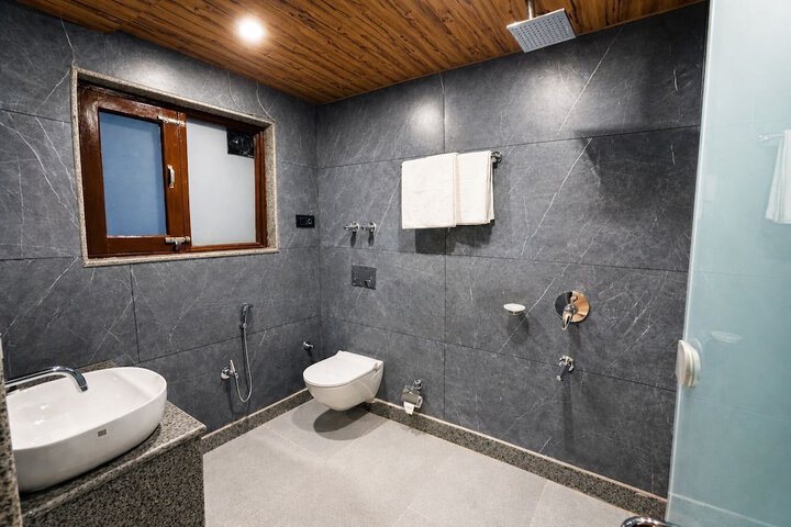 Room 9 of 14