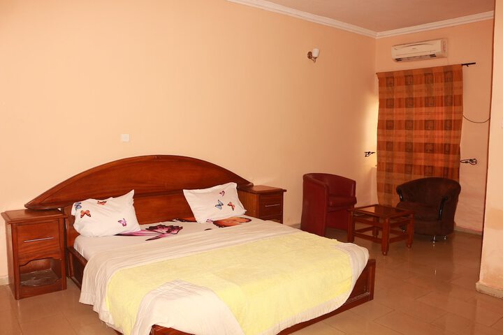 Room 4 of 10