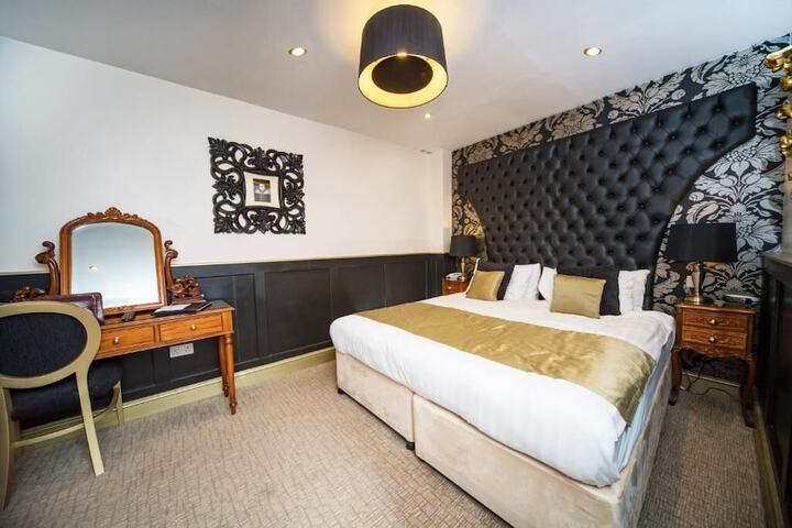 Room 13 of 40