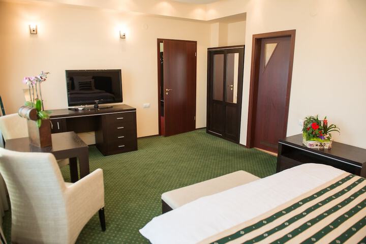 Room 13 of 42