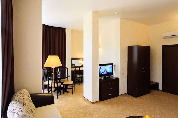 Room 28 of 67