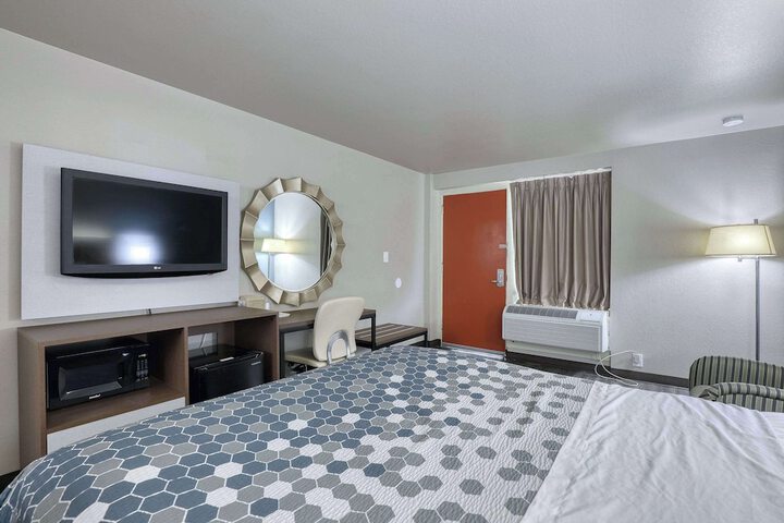 1 Queen Bed (18 of 29)