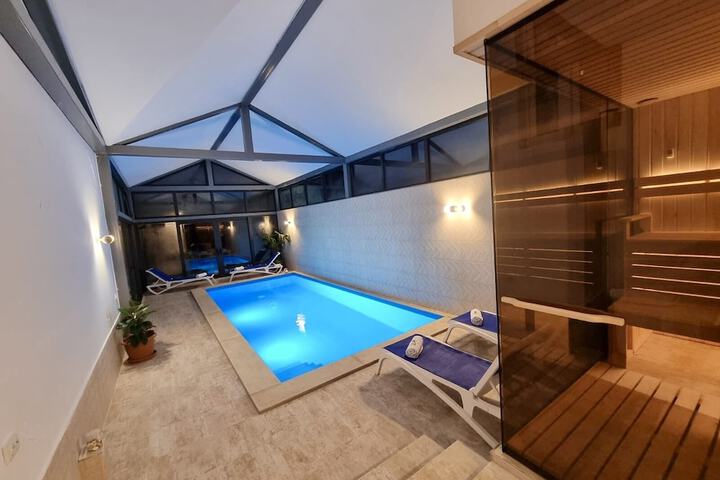 Pool 44 of 79