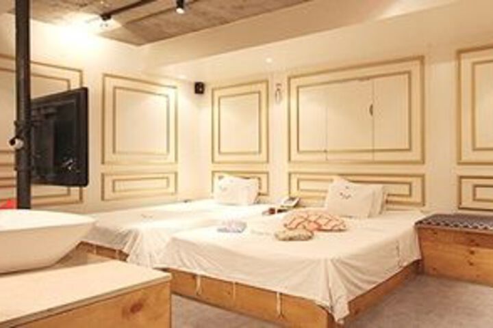 Room 11 of 19