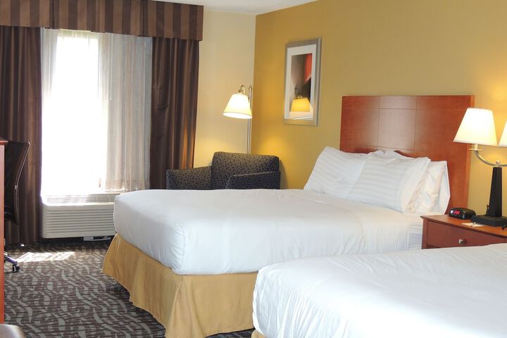 2 Queen Beds (7 of 12)