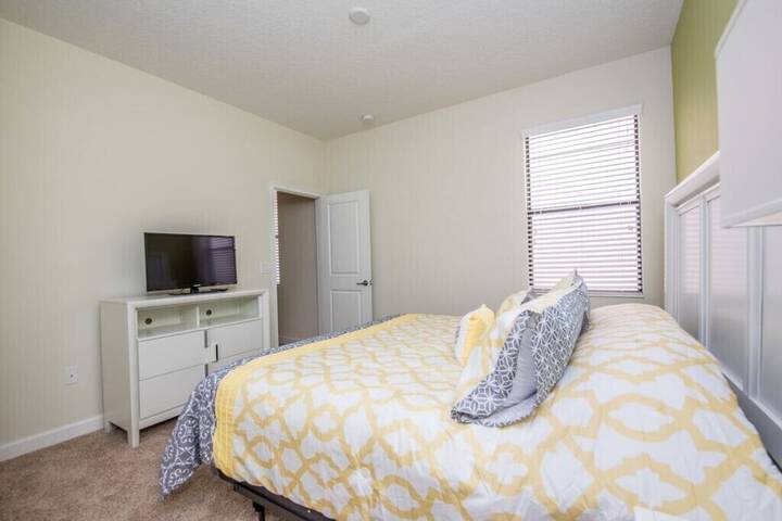 Room 4 of 37