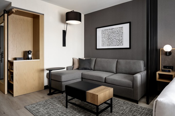 Lounge 21 of 29