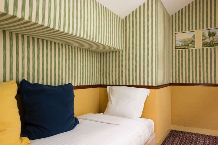 Room 52 of 93
