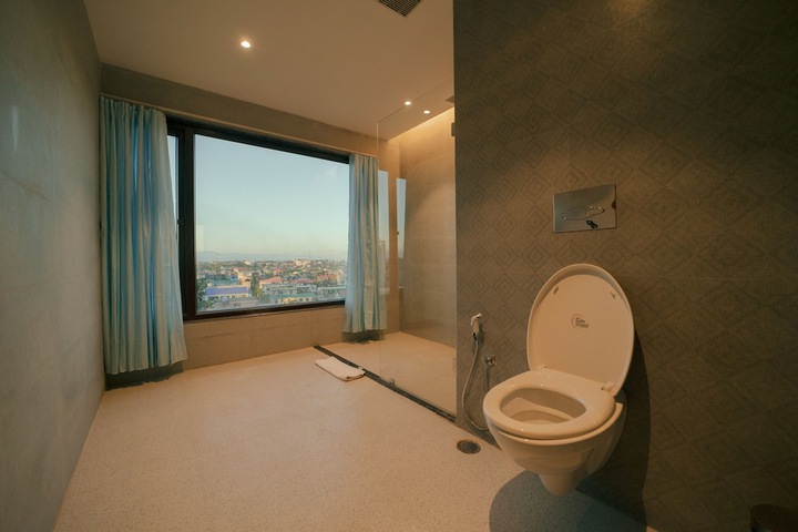 Room 9 of 12
