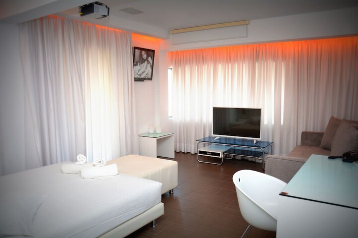 Room 27 of 38