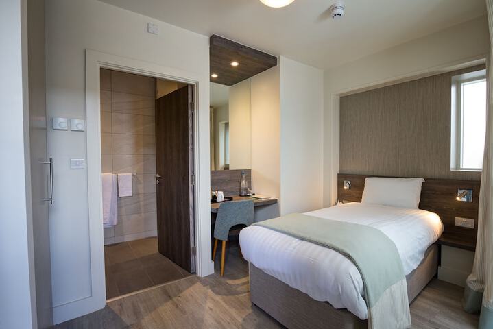 Room 5 of 76