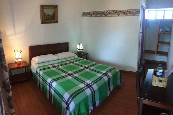 Room 4 of 8